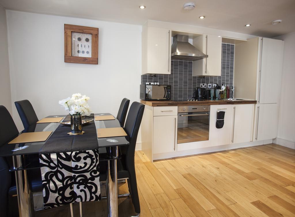 Lux Aparts Wakefield Central Екстериор снимка