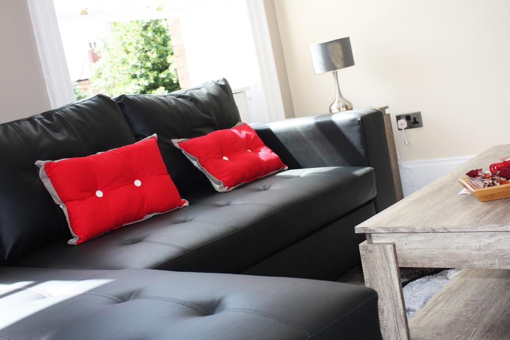 Lux Aparts Wakefield Central Екстериор снимка