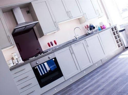 Lux Aparts Wakefield Central Екстериор снимка